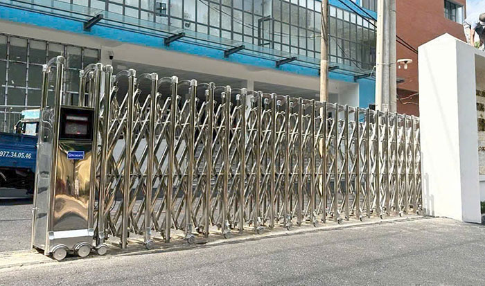 cổng xếp inox 304 giá rẻ tại TPHCM